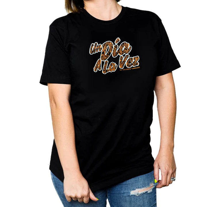Un Dia Adult T-Shirt